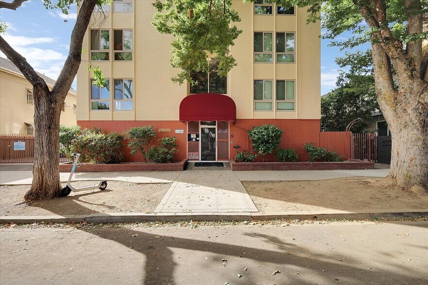 2320 P St, Sacramento, CA à vendre - Photo du bâtiment - Image 3 de 28