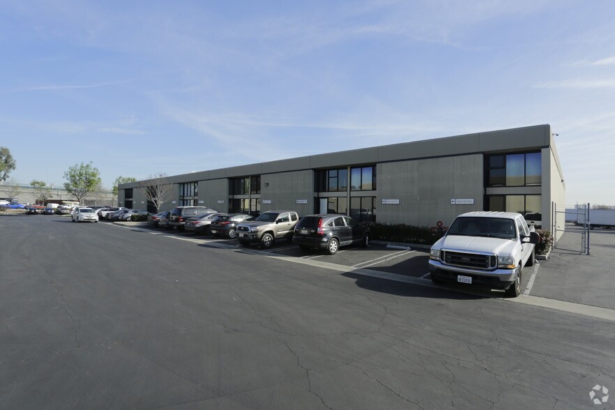 2750 Oregon Ct, Torrance, CA à louer - Photo du bâtiment - Image 2 de 10