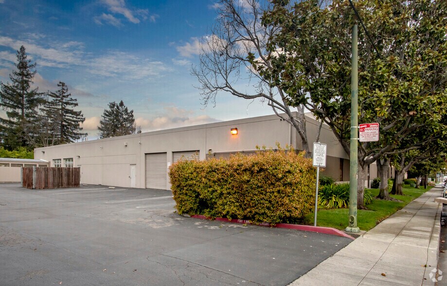 1025 Terra Bella Ave, Mountain View, CA à louer - Photo du bâtiment - Image 3 de 6