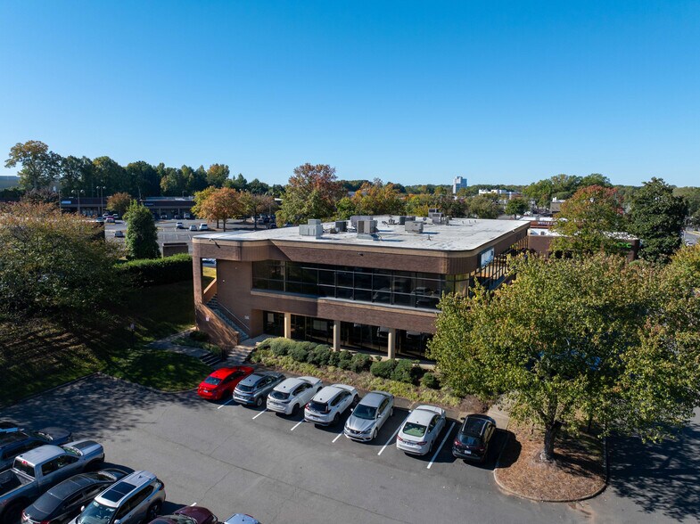 820 Tyvola Rd, Charlotte, NC à louer - Photo du bâtiment - Image 3 de 5