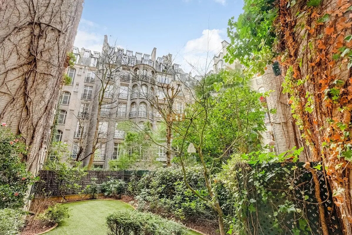Office in Paris for sale Building Photo- Image 1 of 13