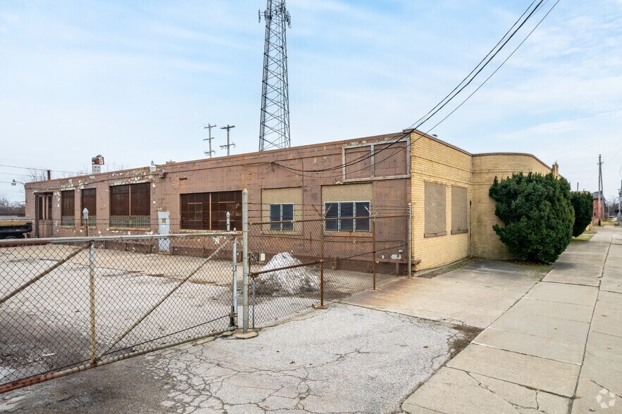 1716 S Jefferson Ave, Saginaw, MI à vendre - Photo du bâtiment - Image 3 de 19