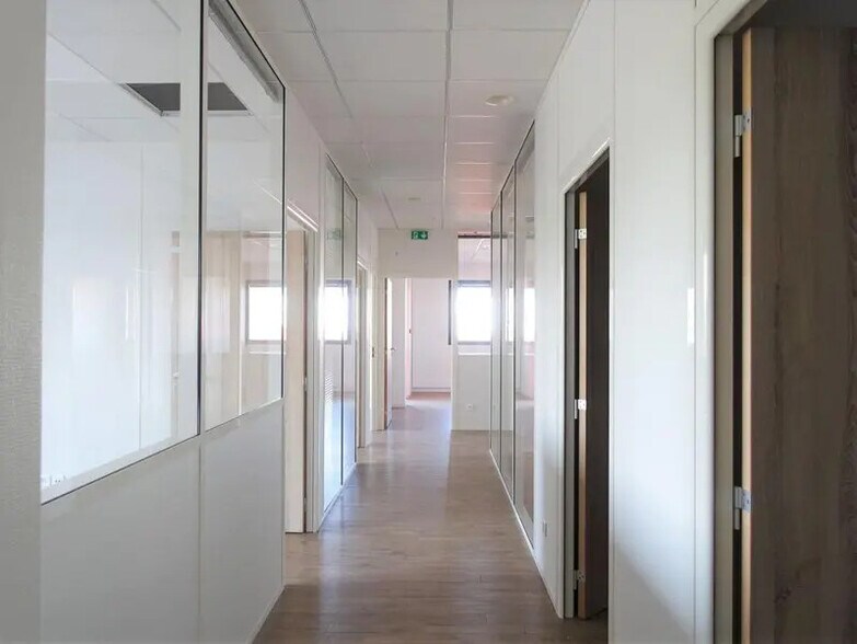 6-8 Allée Du Piémont, Saint-Priest for lease - Interior Photo - Image 3 of 12