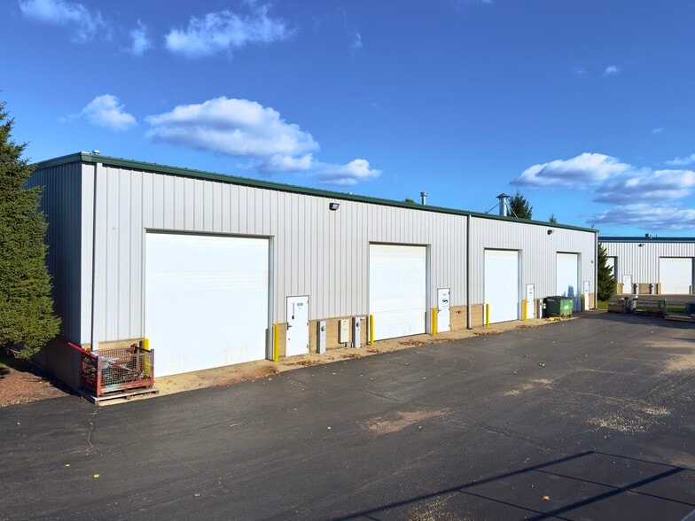 1019 Rail Dr, Woodstock, IL for lease - Building Photo - Image 3 of 16