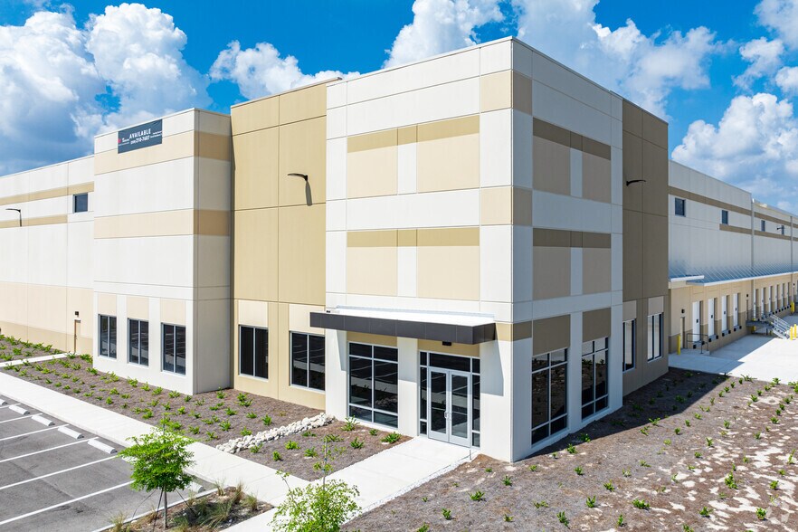 16500 Oriole Rd, Fort Myers, FL à louer - Photo du bâtiment - Image 3 de 19
