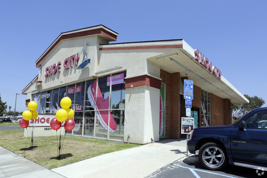1601 N Tustin Ave, Santa Ana, CA à louer - Photo du bâtiment - Image 3 de 4