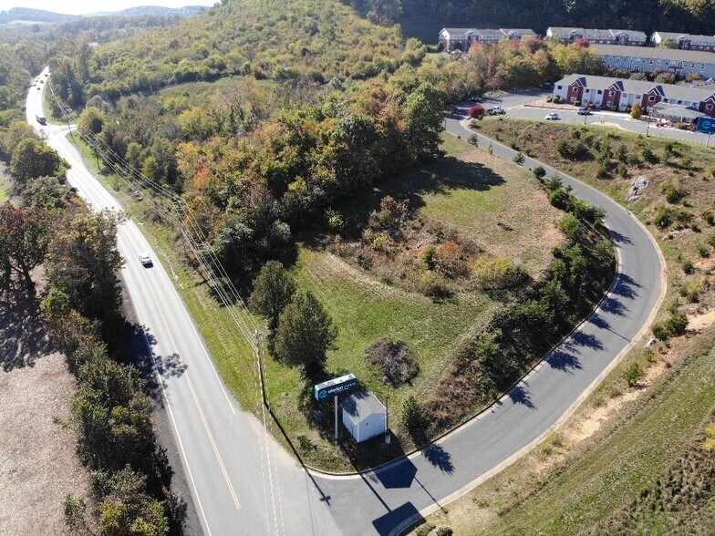 202 Frontier Dr, Staunton, VA à vendre - Photo du bâtiment - Image 2 de 4