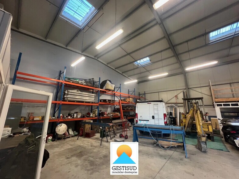 Flex in Aubagne for lease - Interior Photo - Image 1 of 5