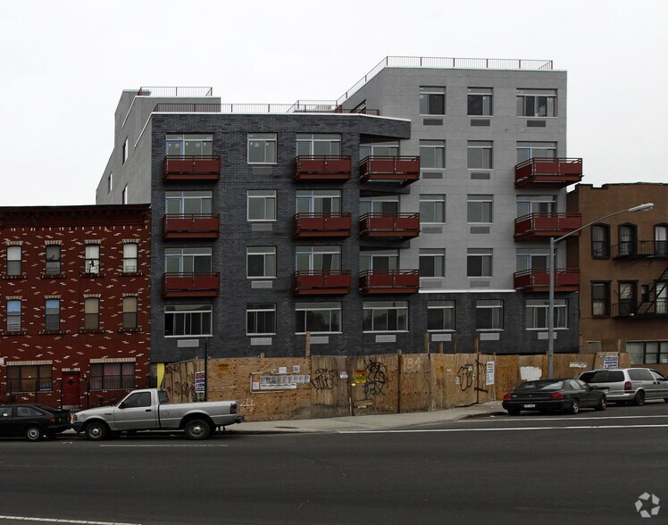 184 Noll St, Brooklyn, NY à louer - Photo du bâtiment - Image 3 de 7
