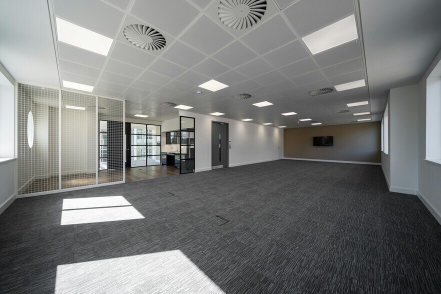 Fleming Way, Crawley à louer - Photo du bâtiment - Image 3 de 24