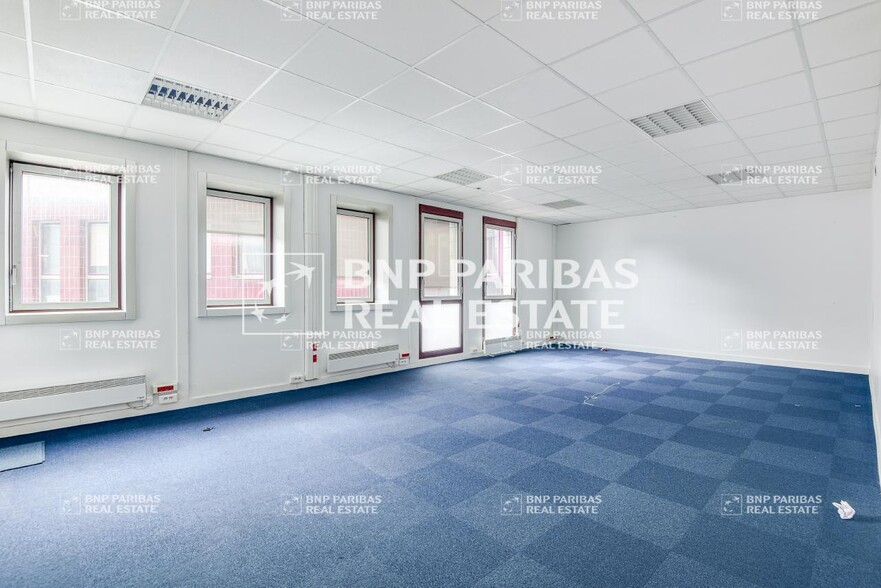 1 Place Charles De Gaulle, Montigny-le-Bretonneux for sale - Interior Photo - Image 3 of 10