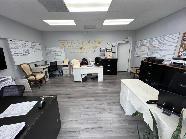 1095 Jupiter Park Dr, Jupiter, FL à louer - Photo du bâtiment - Image 2 de 8