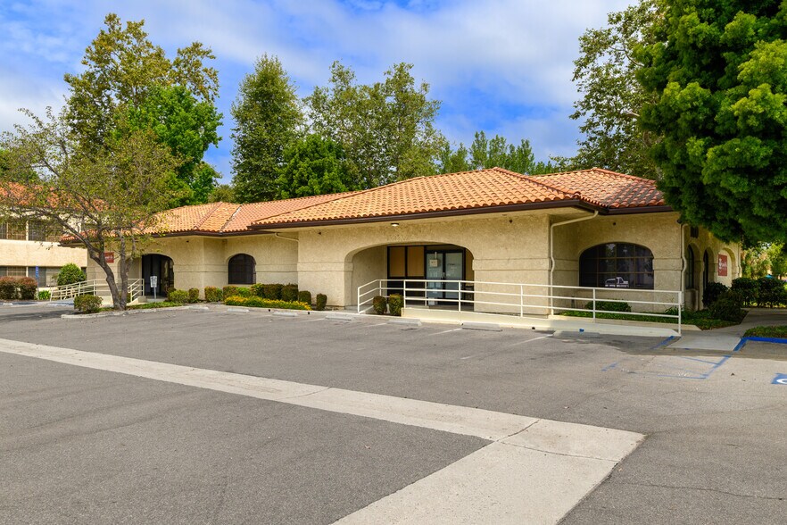 1100 Paseo Camarillo, Camarillo, CA à louer - Photo du bâtiment - Image 2 de 22