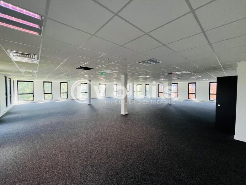 Office in Lieusaint for lease - Building Photo - Image 3 of 7