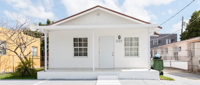 Plus de détails pour 3123 NW 22nd Ct, Miami, FL - Multi-résidentiel à vendre