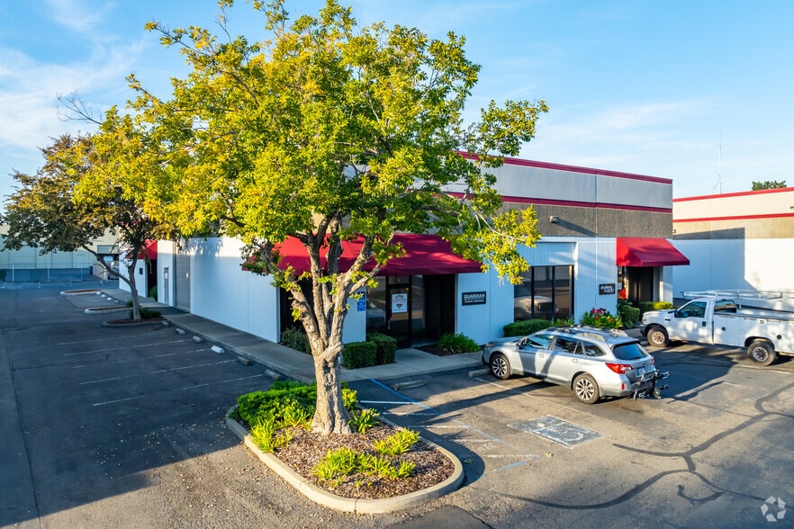 3374 Monier Cir, Rancho Cordova, CA à louer - Photo du bâtiment - Image 2 de 4