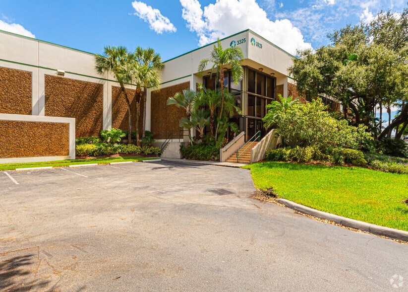 3325 NW 70th Ave, Miami, FL for lease - Building Photo - Image 2 of 7