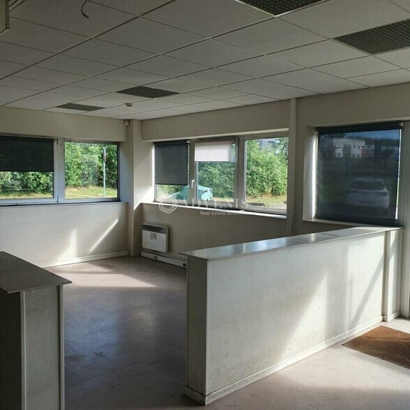 Flex in Houdemont for lease - Interior Photo - Image 2 of 12