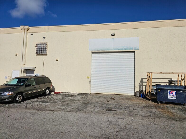 1750 Australian Ave, Riviera Beach, FL à louer - Photo du bâtiment - Image 2 de 7