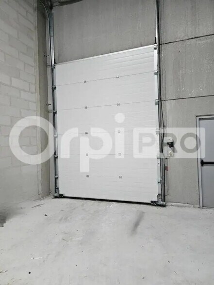 Flex in Reims for lease - Interior Photo - Image 3 of 5