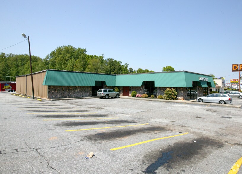 2705 Wade Hampton Blvd, Taylors, SC à louer - Photo du bâtiment - Image 2 de 4