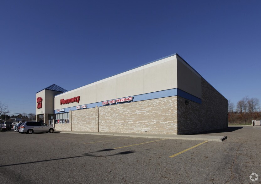 2220 S Locust St S, Canal Fulton, OH à louer - Photo du bâtiment - Image 2 de 2