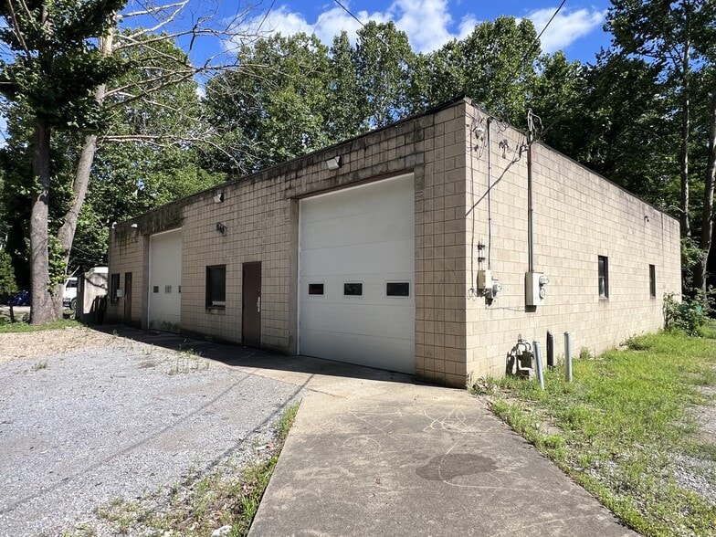 Camp Horne Road Industrial Portfolio portfolio of 4 properties for sale on LoopNet.ca - Building Photo - Image 2 of 6