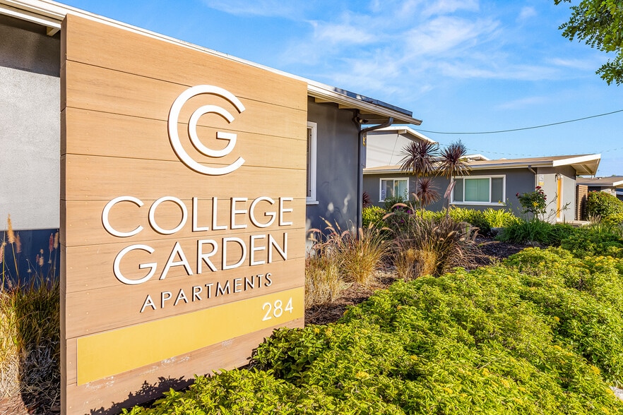 Student Housing Portfolio portefeuille de 3 propriétés à vendre sur LoopNet.ca - Photo du bâtiment - Image 1 de 23