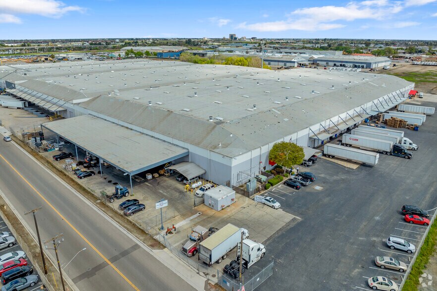 1604 Tillie Lewis Dr, Stockton, CA à louer - Photo du bâtiment - Image 2 de 11