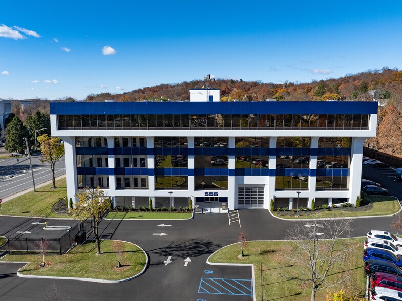 555 White Plains Rd, Tarrytown, NY à louer - Photo du bâtiment - Image 1 de 3