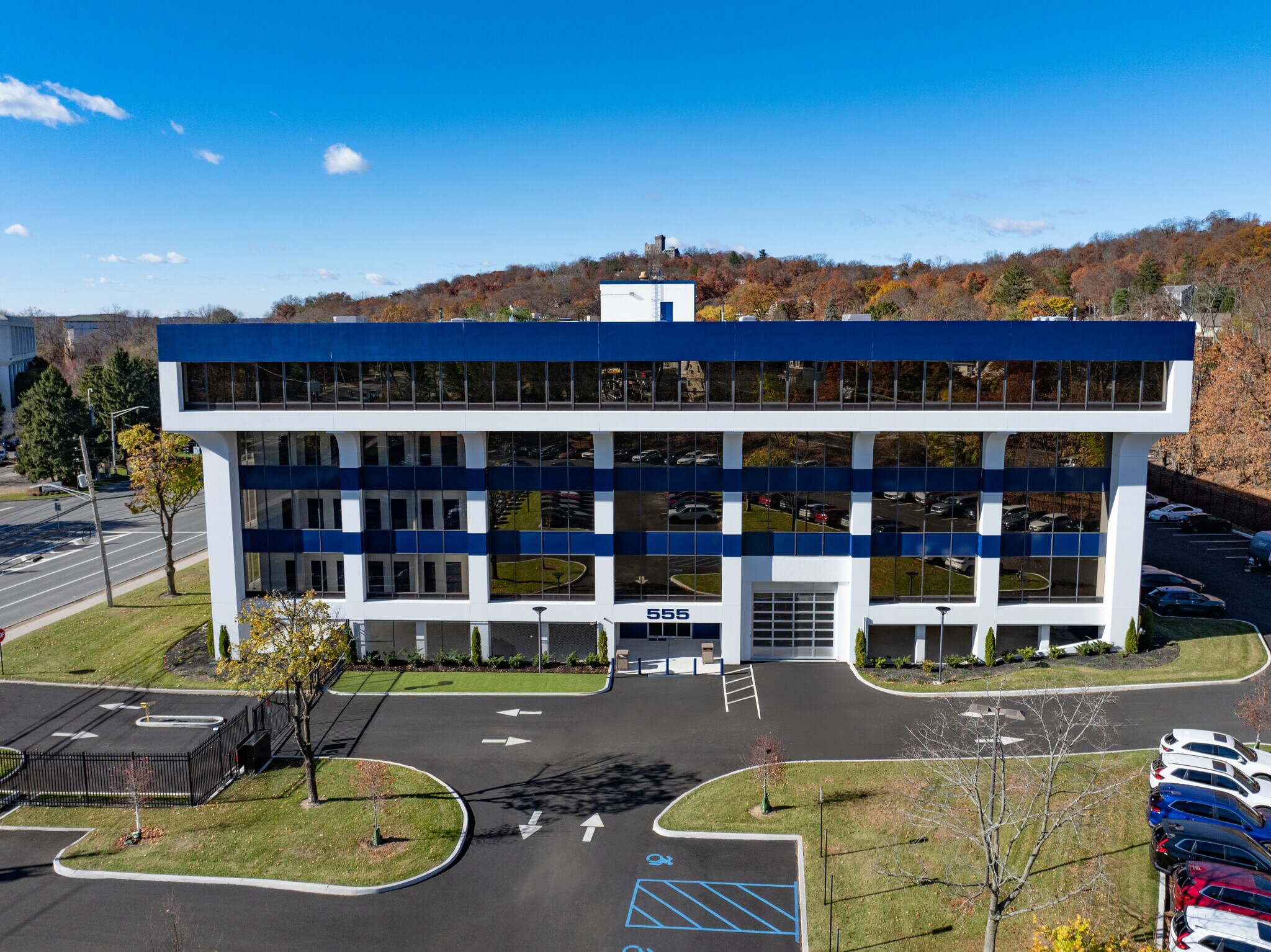 555 White Plains Rd, Tarrytown, NY à louer Photo du bâtiment- Image 1 de 4