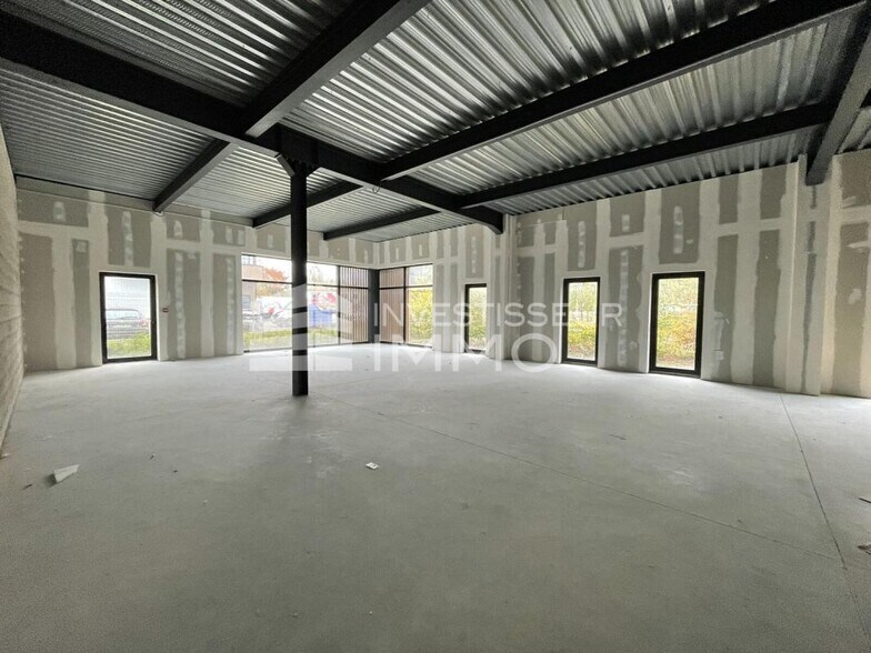 Retail in Servon for lease - Interior Photo - Image 1 of 9