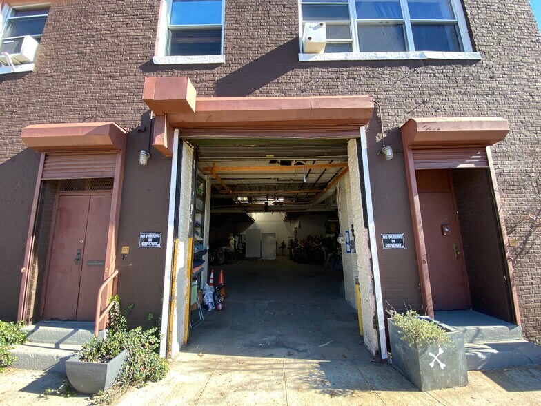 221 Banker St, Brooklyn, NY à louer - Photo du bâtiment - Image 1 de 8
