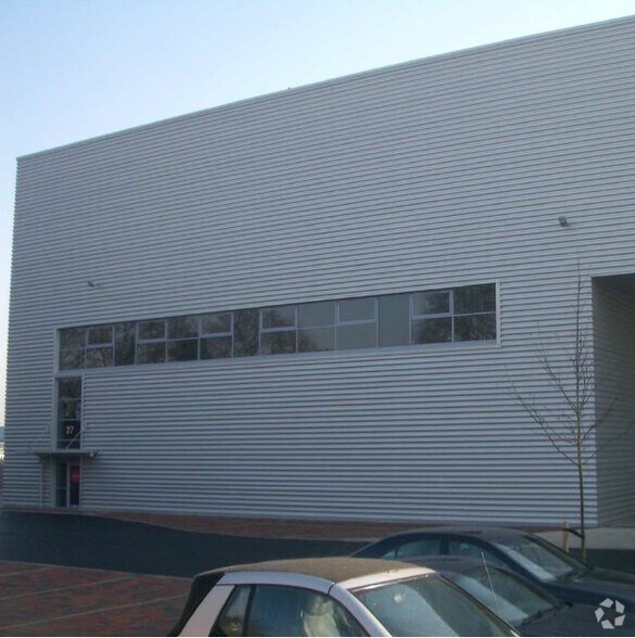 Avro Way, Weybridge à louer - Photo du bâtiment - Image 2 de 8