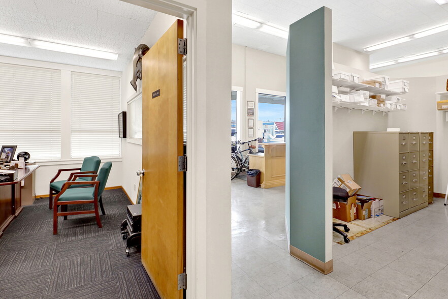 113 6th St, Lynden, WA for sale - Interior Photo - Image 2 of 46