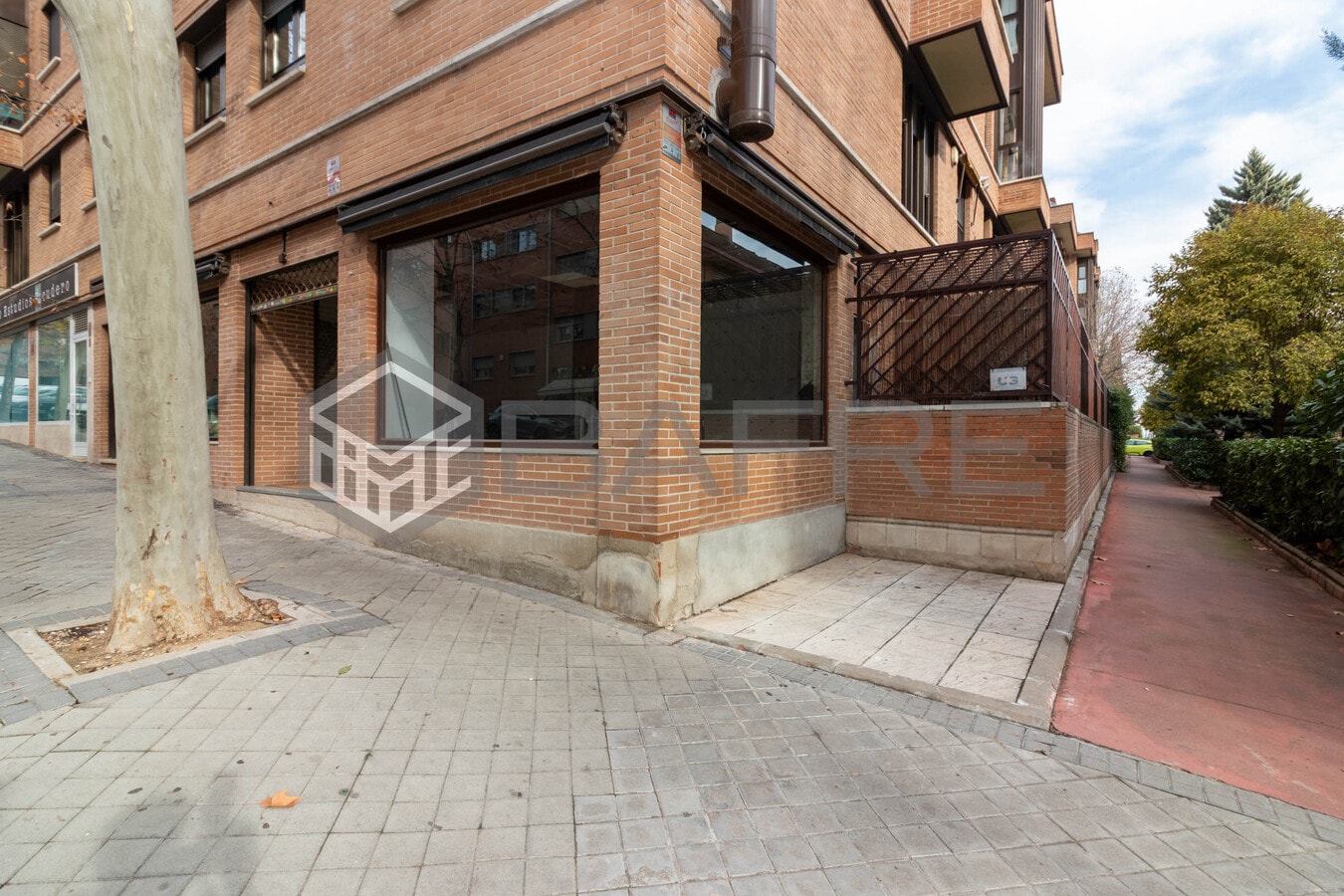 Madrid, MAD 28042 - Unit 6 -  - Interior Photo - Image 2 of 6