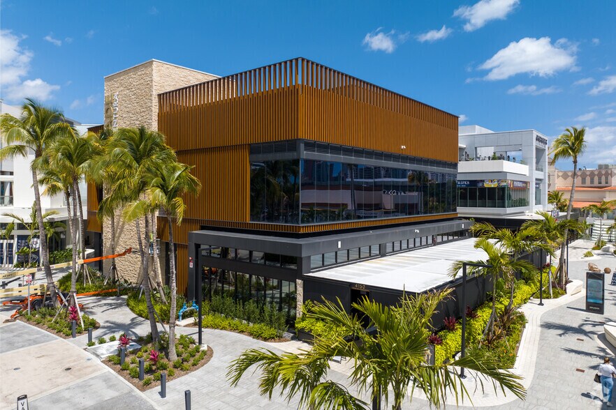 19505 Biscayne Blvd, Miami, FL for lease - Primary Photo - Image 1 of 19