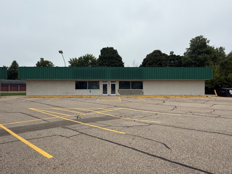 407 S State St, Gobles, MI à vendre - Photo du bâtiment - Image 2 de 11