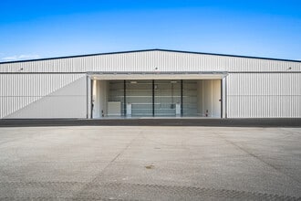 2590 Airport North Dr, Vero Beach, FL for lease Building Photo- Image 2 of 8