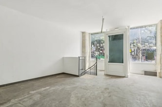 Retail in Paris for lease Interior Photo- Image 1 of 3