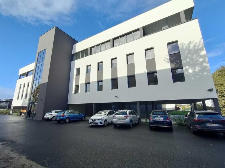 Office in Mérignac for lease - Building Photo - Image 1 of 11