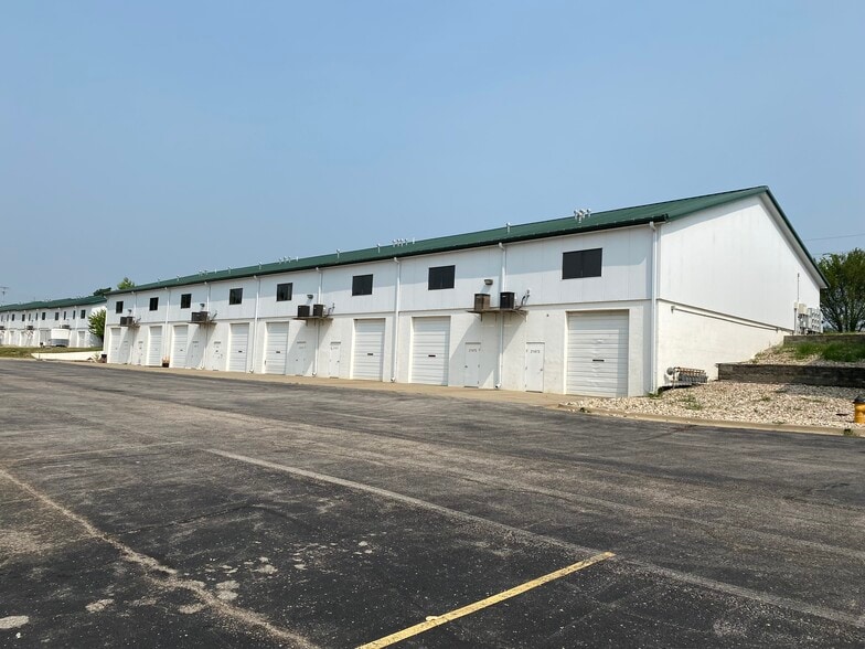 22105-22123 W 83rd St, Shawnee, KS for lease - Primary Photo - Image 3 of 11