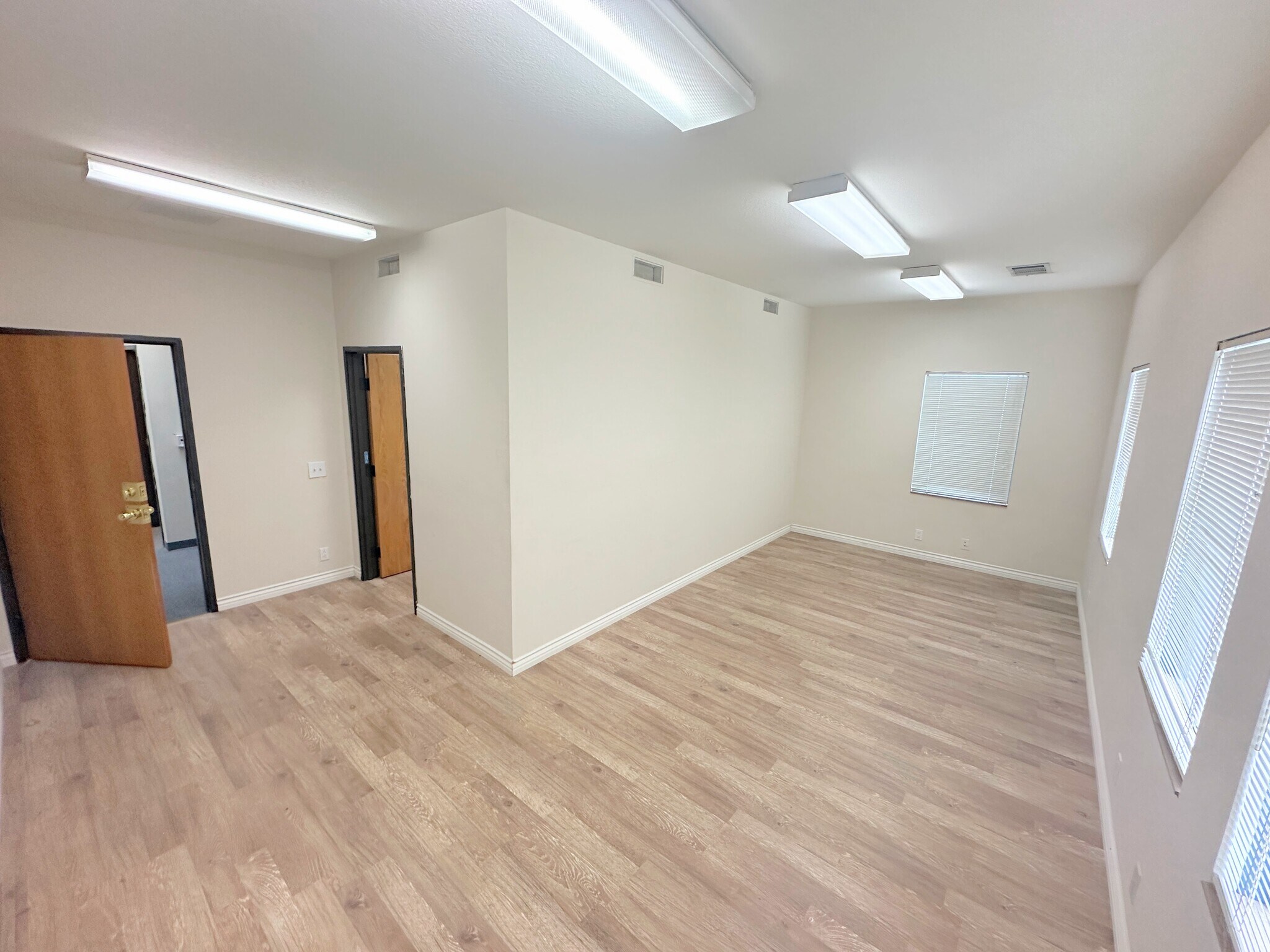 14654-14664 Victory Blvd, Van Nuys, CA for lease Building Photo- Image 1 of 13