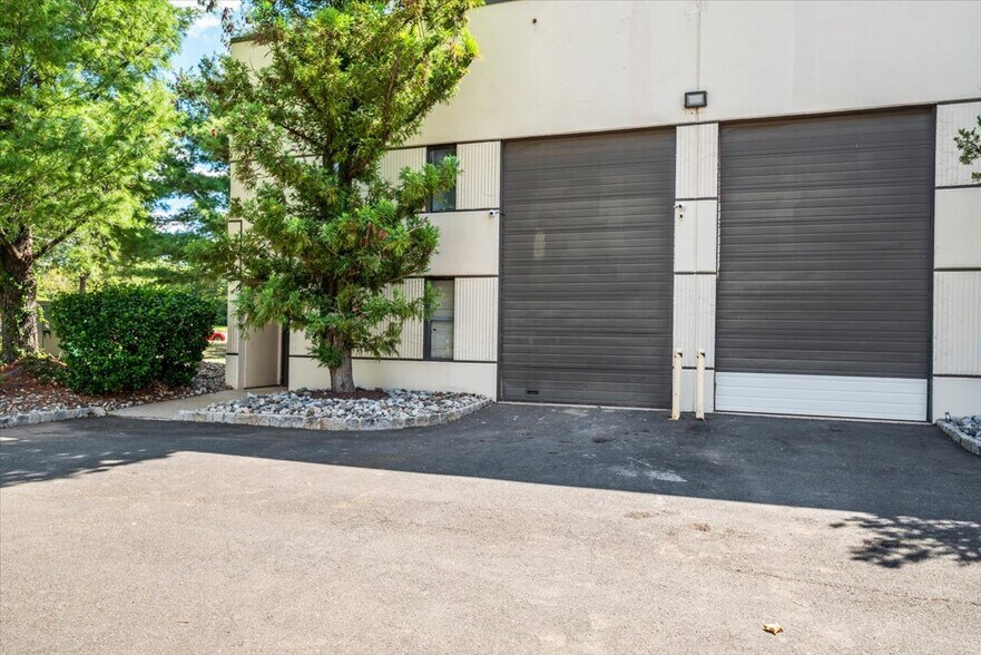 14 Ilene Ct, Hillsborough, NJ à vendre - Photo du bâtiment - Image 2 de 23