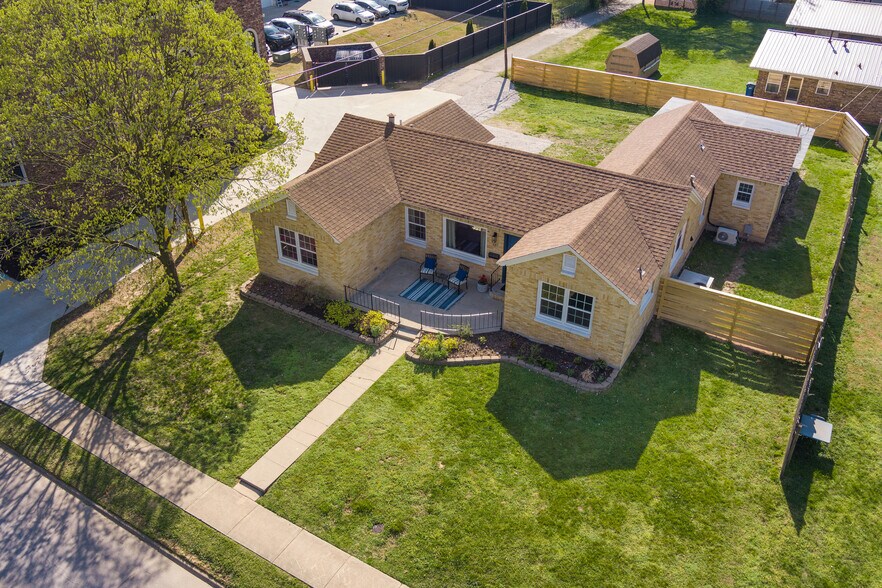 337 NW A St, Bentonville, AR à vendre - Photo du bâtiment - Image 2 de 4