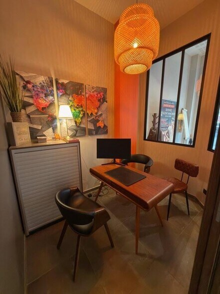 Retail in Lyon 06 for lease - Interior Photo - Image 2 of 4