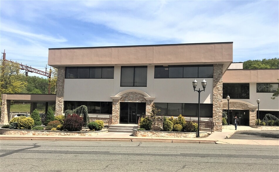 45 Essex St, Millburn, NJ for lease - Building Photo - Image 2 of 24