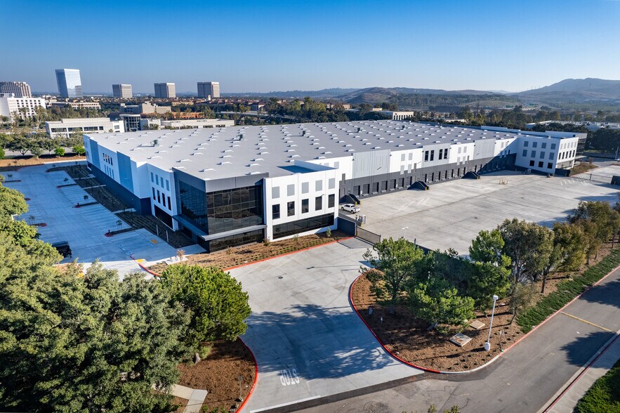 1 Banting, Irvine, CA à louer - Photo du bâtiment - Image 2 de 9