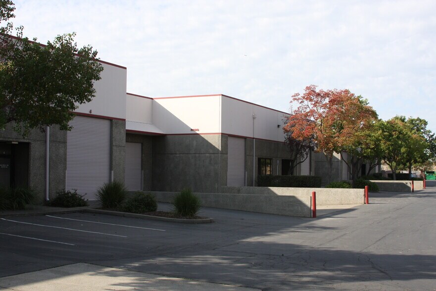 4641 Pell Dr, Sacramento, CA à louer - Photo du bâtiment - Image 2 de 5