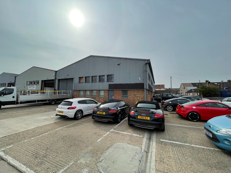 Clivemont Rd, Maidenhead à louer - Photo du bâtiment - Image 2 de 4